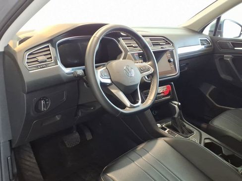Used 2024 Volkswagen Tiguan SE w/ Panoramic Sunroof Package AWD/4WD image 9