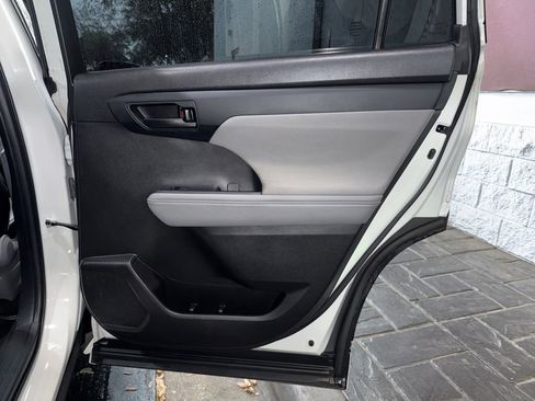 Used 2022 Toyota Highlander LE image 19
