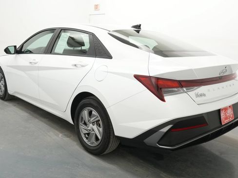 Used 2024 Hyundai Elantra SE FWD image 6