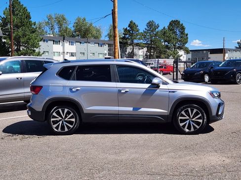 Certified 2023 Volkswagen Taos SE w/ Panoramic Sunroof Package AWD/4WD image 4