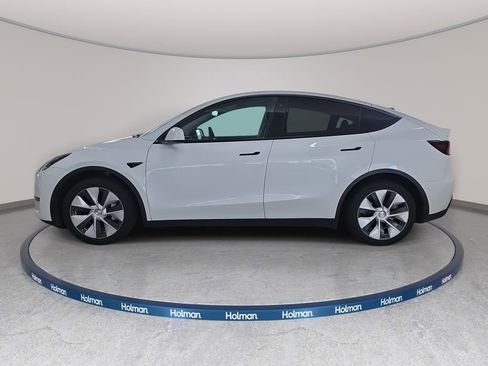 Used 2022 Tesla Model Y Long Range image 11