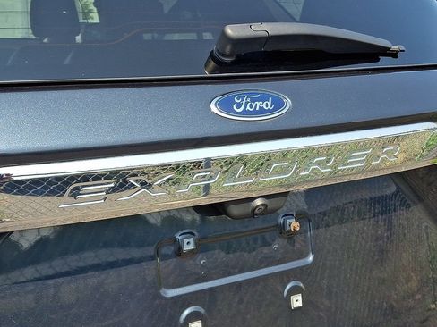 Used 2022 Ford Explorer XLT w/ Equipment Group 202A AWD/4WD image 9