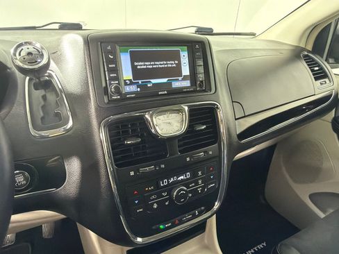 Used 2016 Chrysler Town & Country Limited FWD image 16