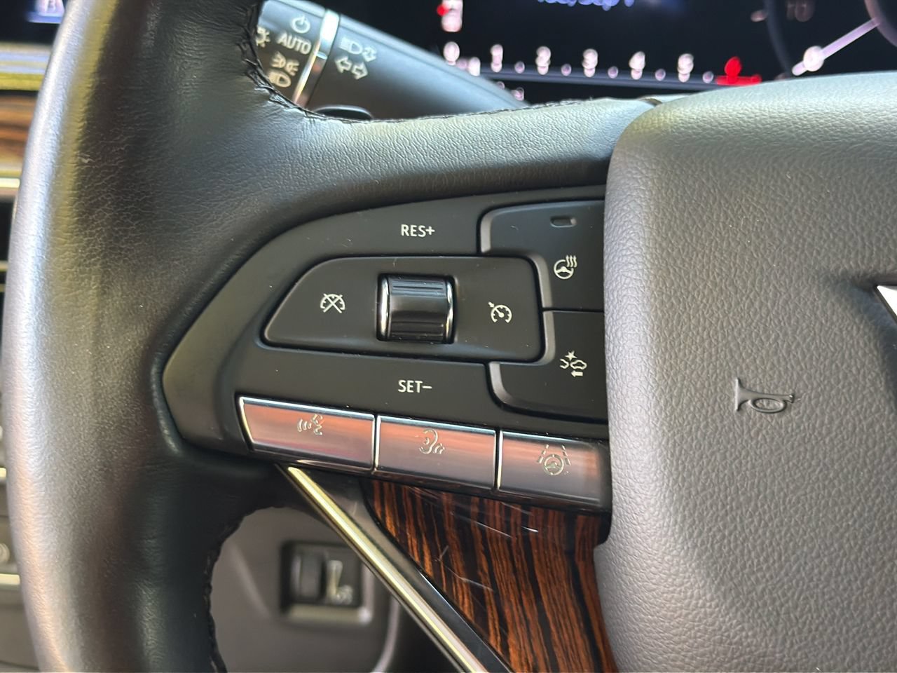 Used 2022 Cadillac Escalade Premium Luxury AWD/4WD image 25