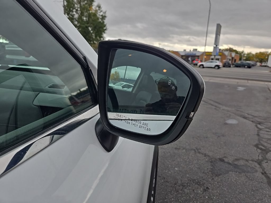 Used 2025 Nissan Pathfinder SL AWD/4WD image 30