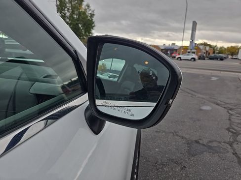 Used 2025 Nissan Pathfinder SL AWD/4WD image 30
