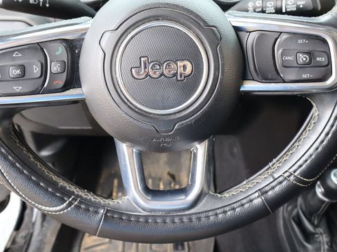 Used 2018 Jeep Wrangler Unlimited Sahara AWD/4WD image 9
