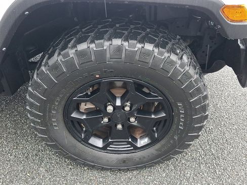 Certified 2022 Jeep Gladiator Willys image 9