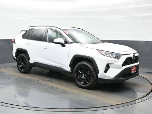 Used 2021 Toyota RAV4 XLE AWD/4WD image 8