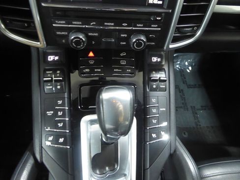 Used 2016 Porsche Cayenne AWD/4WD image 17