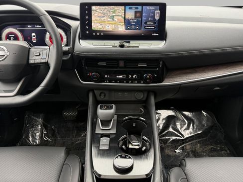 Used 2025 Nissan Rogue Platinum image 33