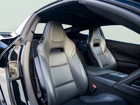 Used 2017 Chevrolet Corvette Stingray Coupe w/ Carbon Flash Badge Package image 33