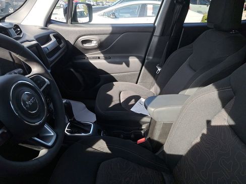 Used 2023 Jeep Renegade Latitude image 4