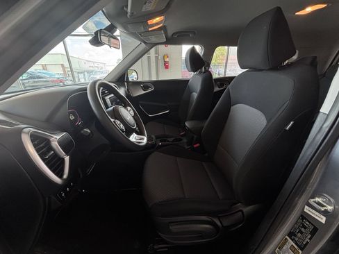 Used 2025 Kia Soul LX w/ LX Technology Package FWD image 25