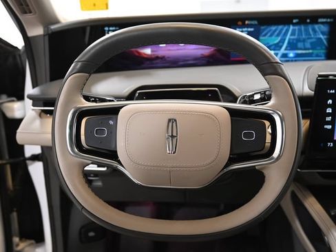 Used 2025 Lincoln Nautilus Reserve AWD/4WD image 3