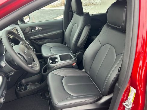 New 2026 Chrysler Pacifica Select image 7