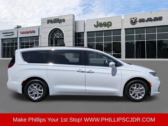 Certified 2022 Chrysler Pacifica Touring-L w/ Uconnect Theater Family Group FWD image 2