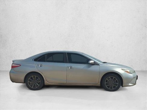 Used 2017 Toyota Camry SE image 3