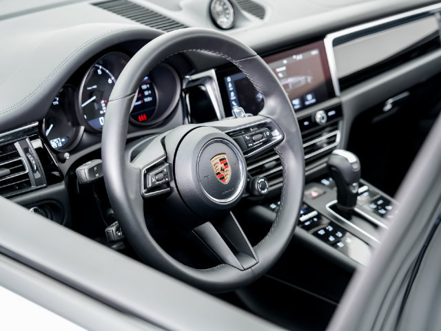 Certified 2026 Porsche Macan AWD/4WD image 9