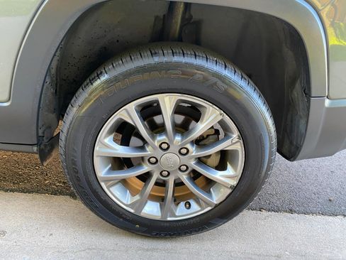 Used 2020 Jeep Cherokee Latitude Plus FWD image 26