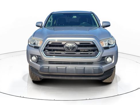 Used 2018 Toyota Tacoma SR5 RWD image 2