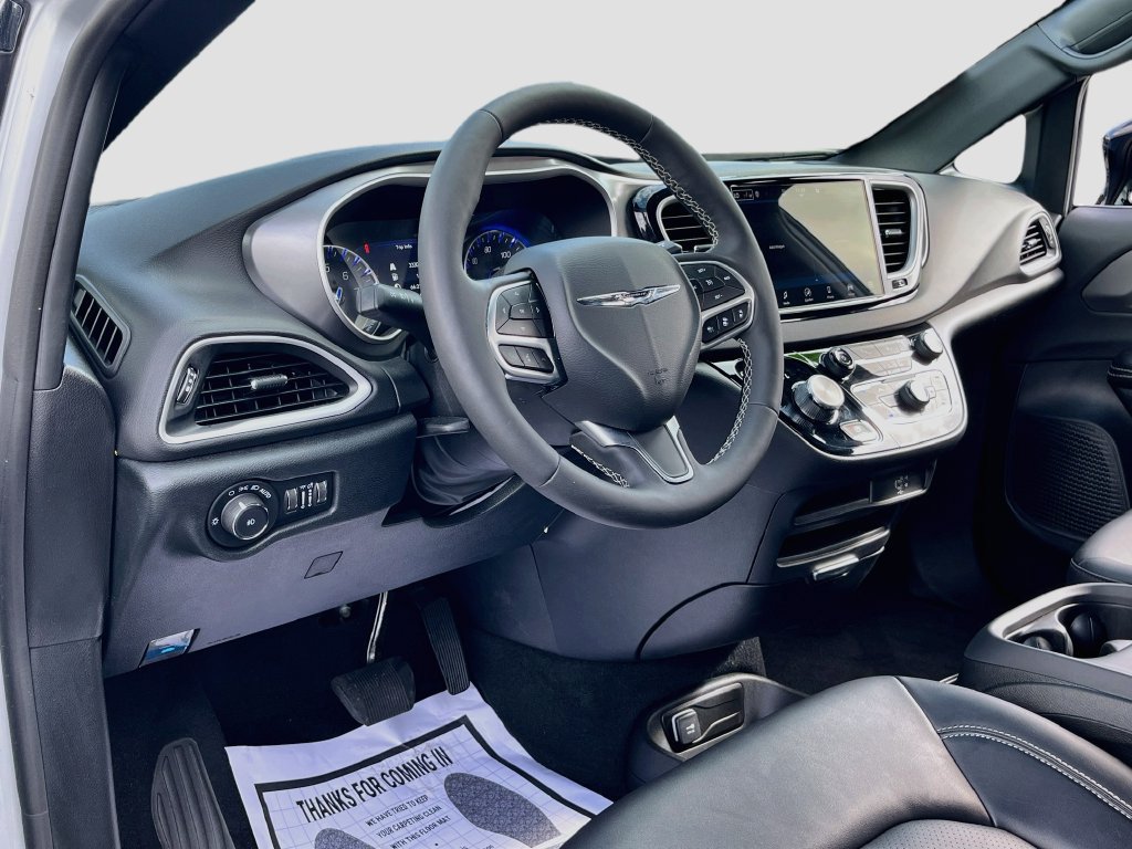 Used 2026 Chrysler Pacifica Select FWD image 9