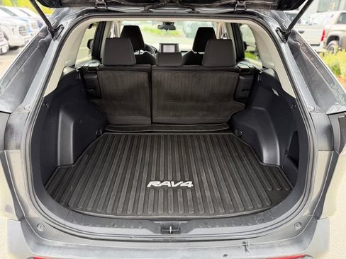 Used 2021 Toyota RAV4 LE AWD/4WD image 5