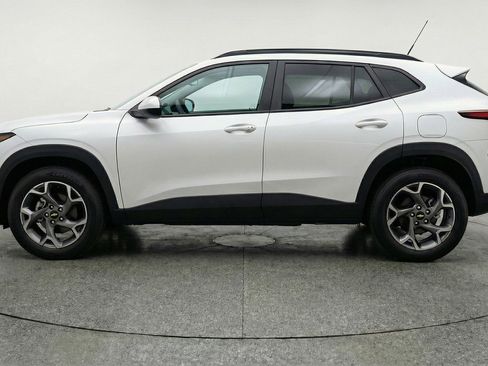 Used 2025 Chevrolet Trax LT w/ LT Convenience Package image 5