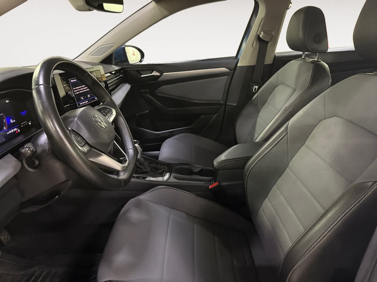 Used 2025 Volkswagen Jetta SE FWD image 15