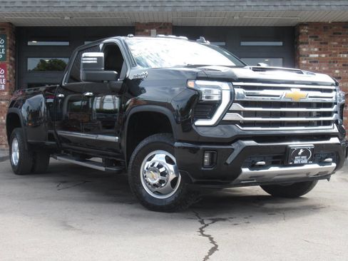 Used 2024 Chevrolet Silverado 3500 High Country w/ High Country Premium Package image 2