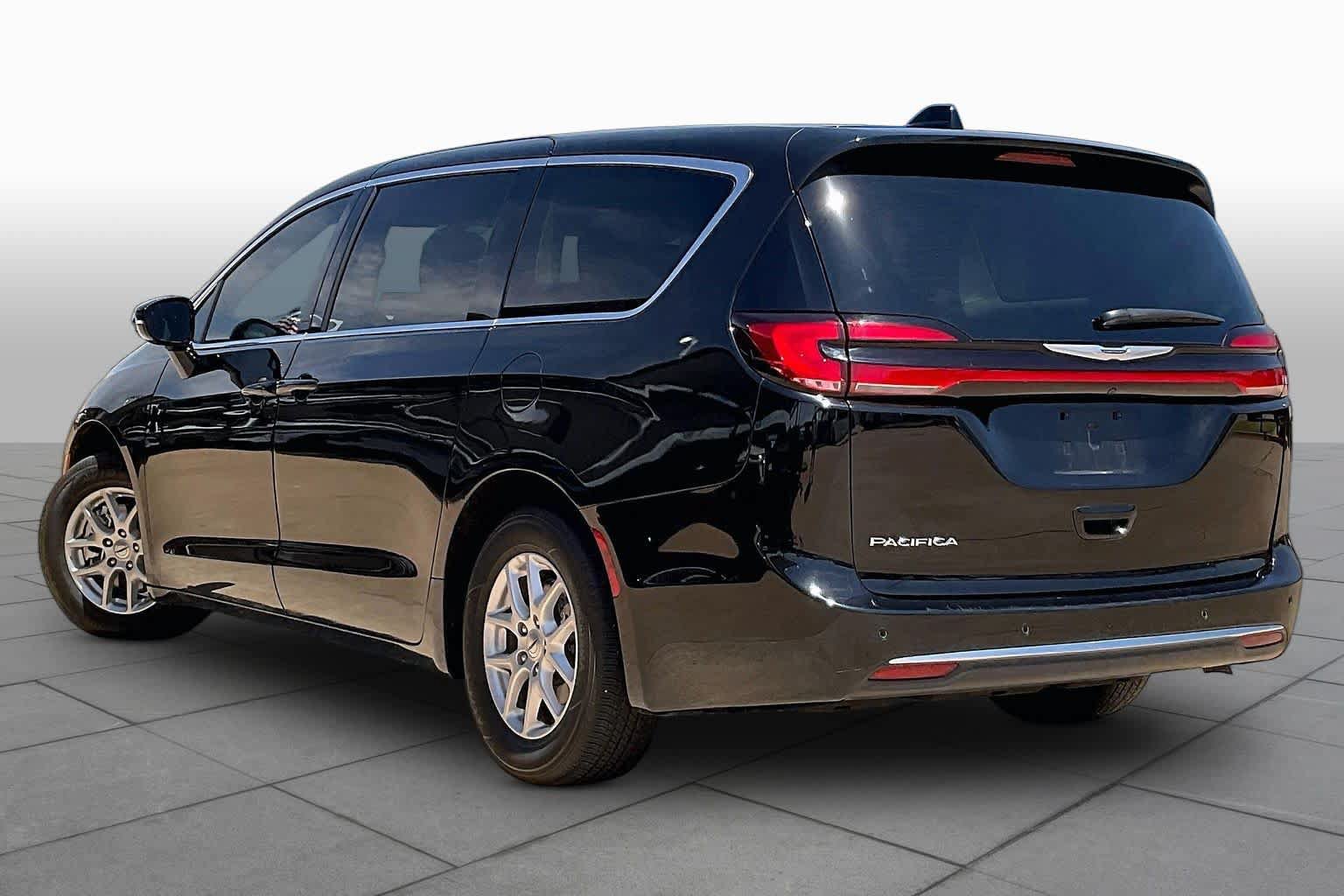 Used 2024 Chrysler Pacifica Touring-L FWD image 13