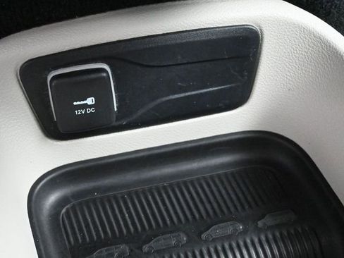 Used 2023 Chrysler Pacifica Touring-L image 4