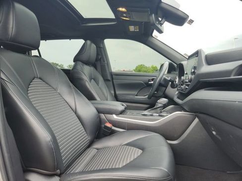 Used 2022 Toyota Highlander XSE FWD image 17