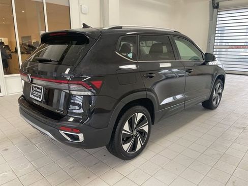 Certified 2025 Volkswagen Taos SE w/ Panoramic Sunroof Package image 4