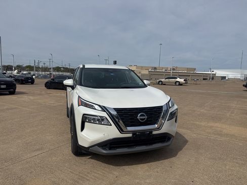 Certified 2023 Nissan Rogue SV image 2