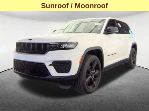 Used 2023 Jeep Grand Cherokee Altitude AWD/4WD image 4