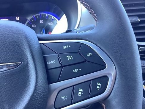 Certified 2024 Chrysler Pacifica Pinnacle FWD image 36
