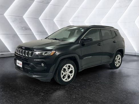 Used 2024 Jeep Compass Latitude image 3