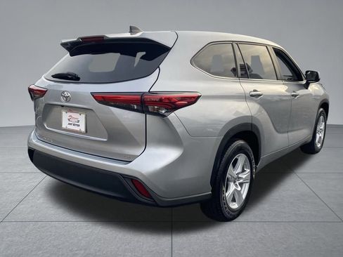 Used 2023 Toyota Highlander LE image 14