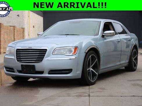 Used 2013 Chrysler 300 image 1