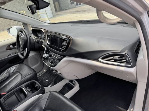 Used 2018 Chrysler Pacifica Touring-L FWD image 29