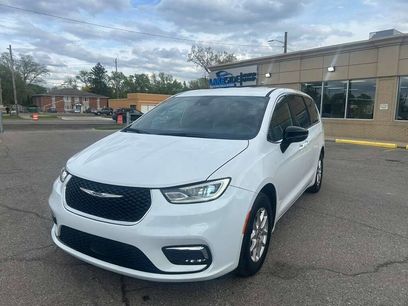 Used 2025 Chrysler Pacifica Select