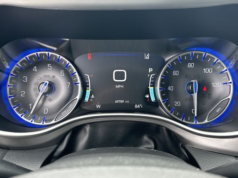 Used 2024 Chrysler Pacifica Touring-L FWD image 25