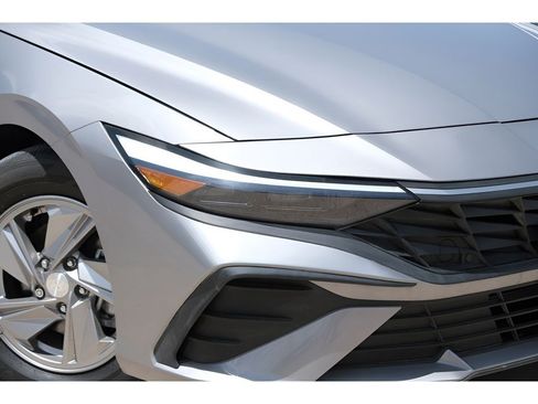 Used 2025 Hyundai Elantra SE FWD image 33