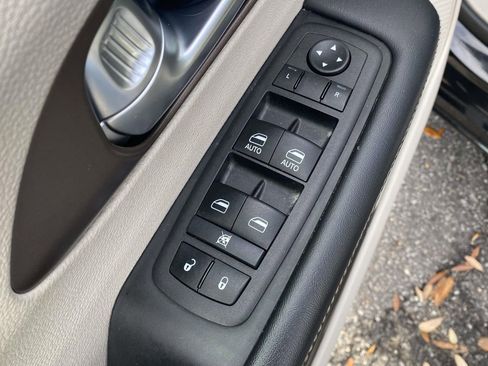 Used 2023 Chrysler Voyager LX image 15