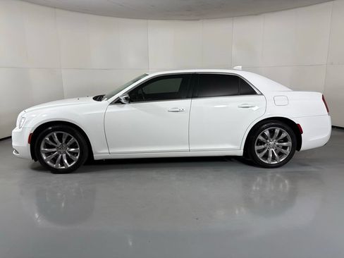 Used 2019 Chrysler 300 Touring w/ Chrome Appearance Package RWD image 5