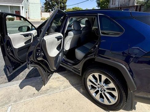 Used 2019 Toyota RAV4 Limited w/ Carpet Mat Package FWD image 13
