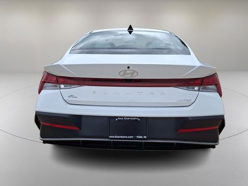 Certified 2025 Hyundai Elantra Limited FWD image 9