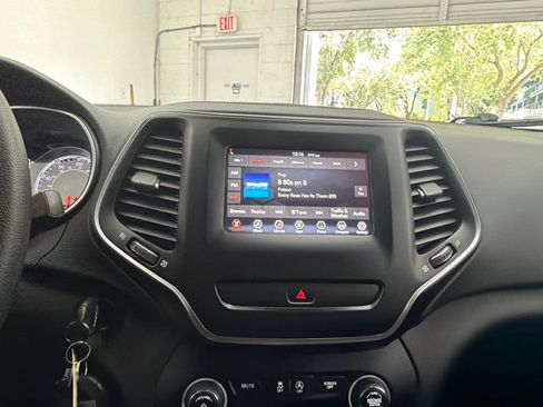 Used 2020 Jeep Cherokee Latitude FWD image 33