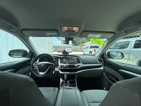 Used 2018 Toyota Highlander Plus w/ Carpet Mat Package (TMS) FWD image 15